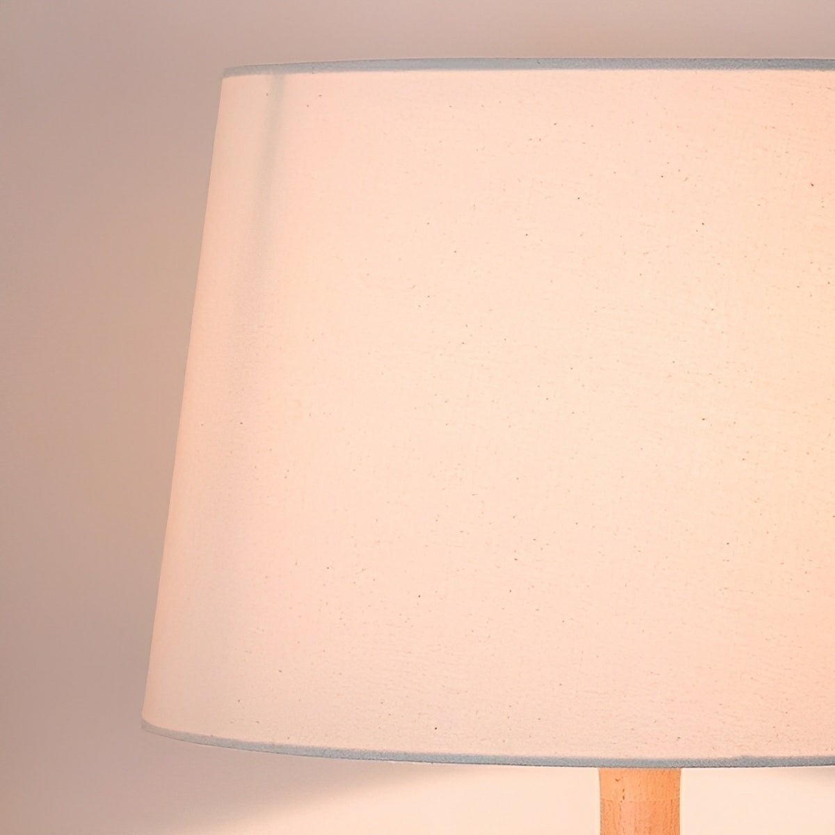 Lampe sur pied LED avec abat-jour en tissu et bois de hêtre moderne