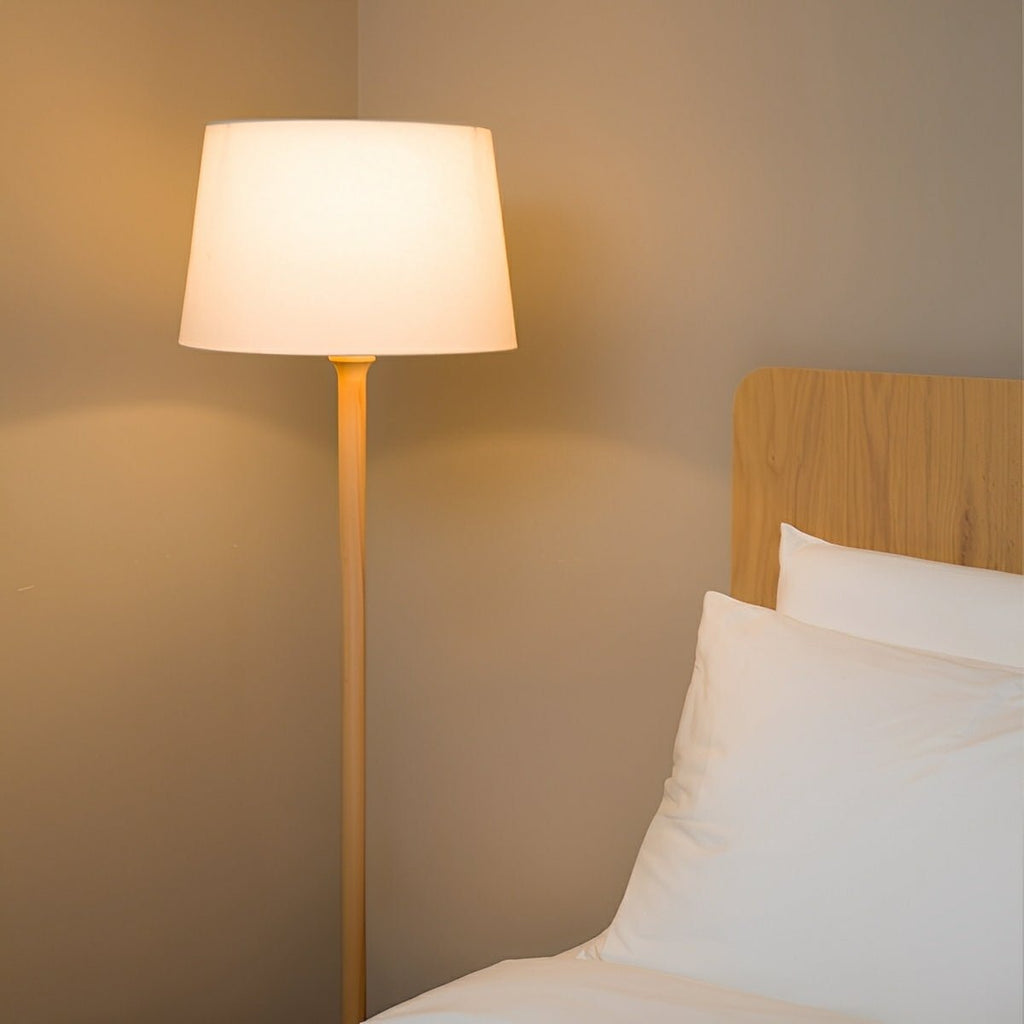 Lampe sur pied LED avec abat-jour en tissu et bois de hêtre moderne
