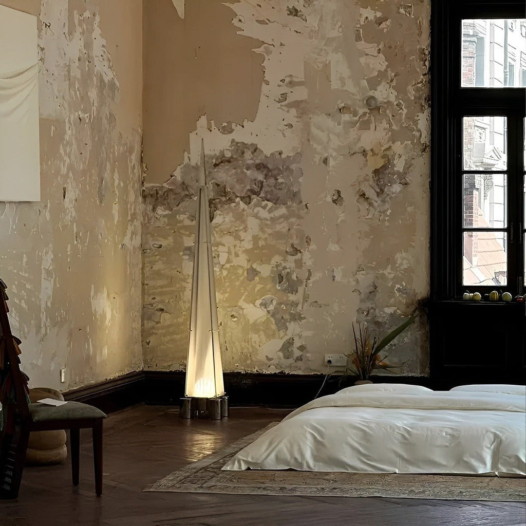 Lampe sur Pied LED Dimmable en Forme de Pyramide Haute et Moderne