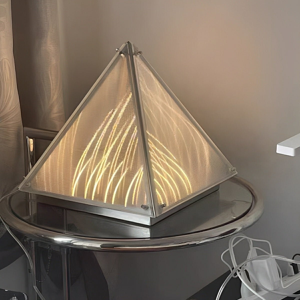 Lampe de table LED dimmable en pyramide minimaliste moderne