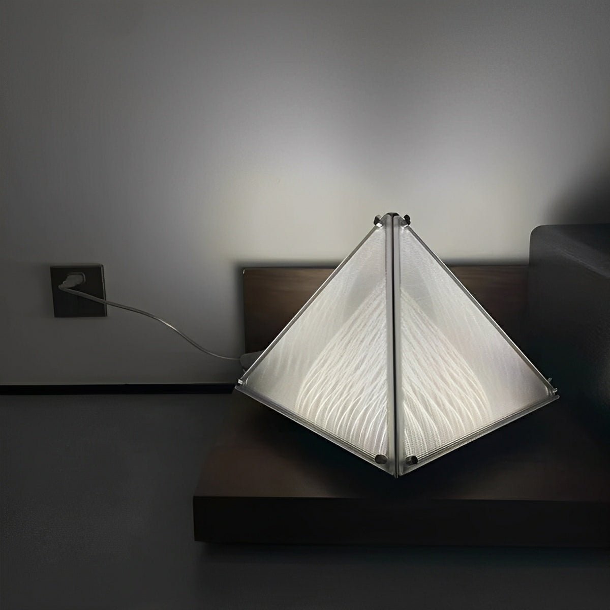 Lampe de table LED dimmable en pyramide minimaliste moderne