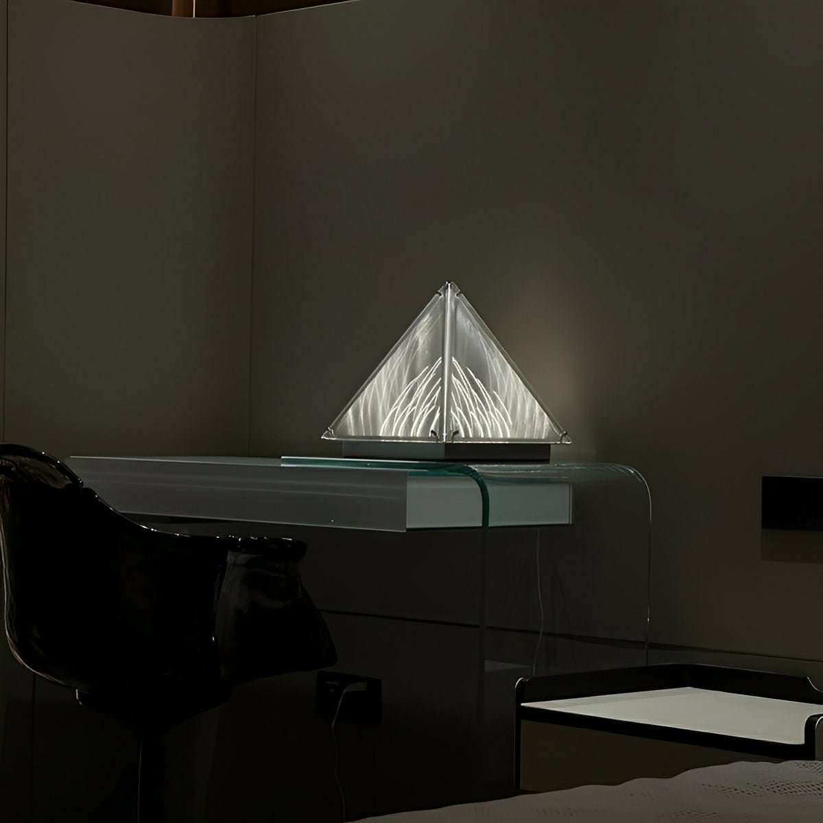 Lampe de table LED dimmable en pyramide minimaliste moderne