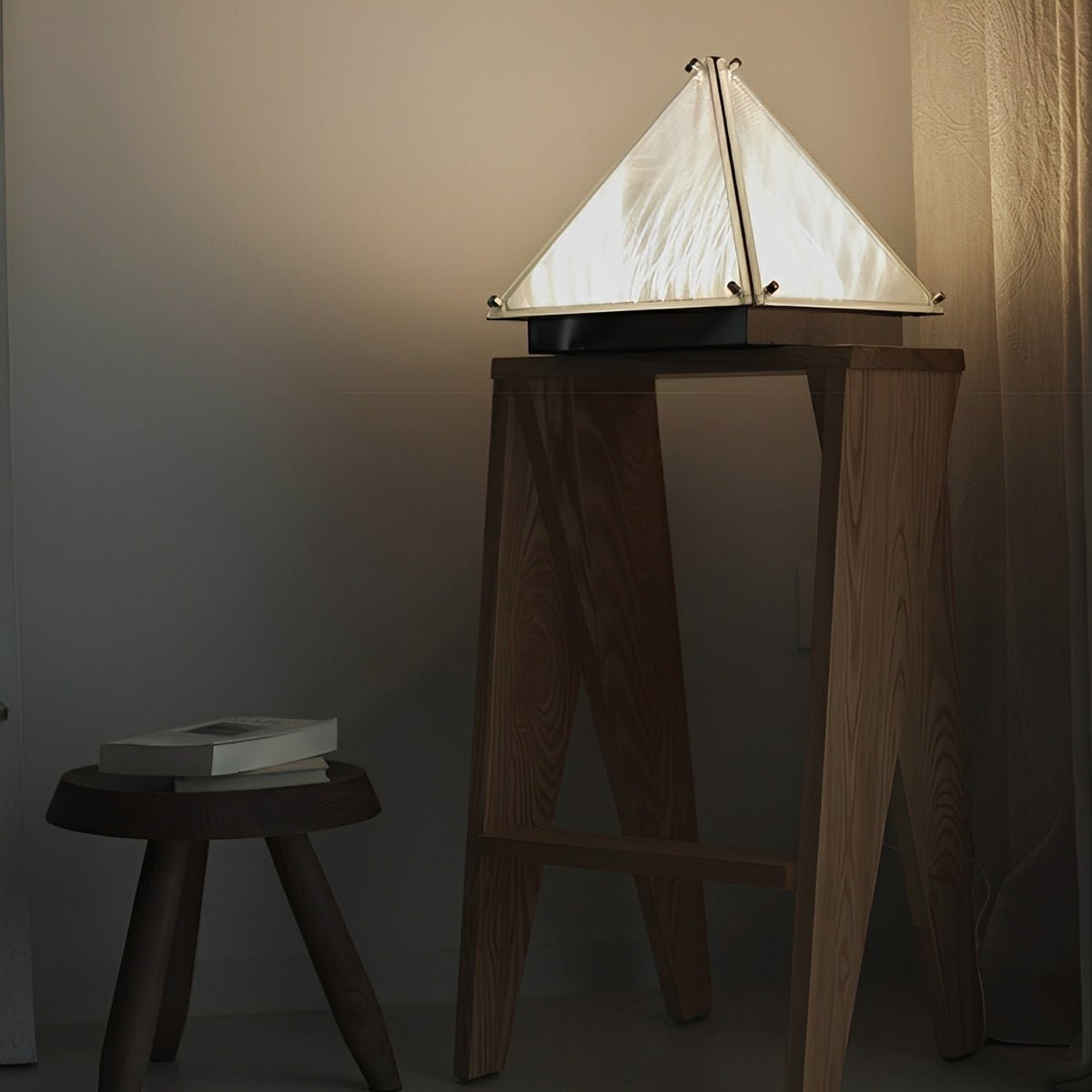 Lampe de table LED dimmable en pyramide minimaliste moderne