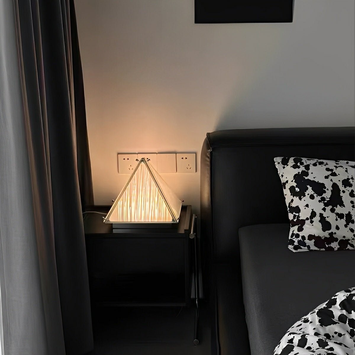 Lampe de table LED dimmable en pyramide minimaliste moderne