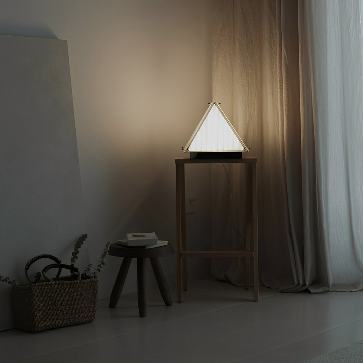 Lampe de table LED dimmable en pyramide minimaliste moderne
