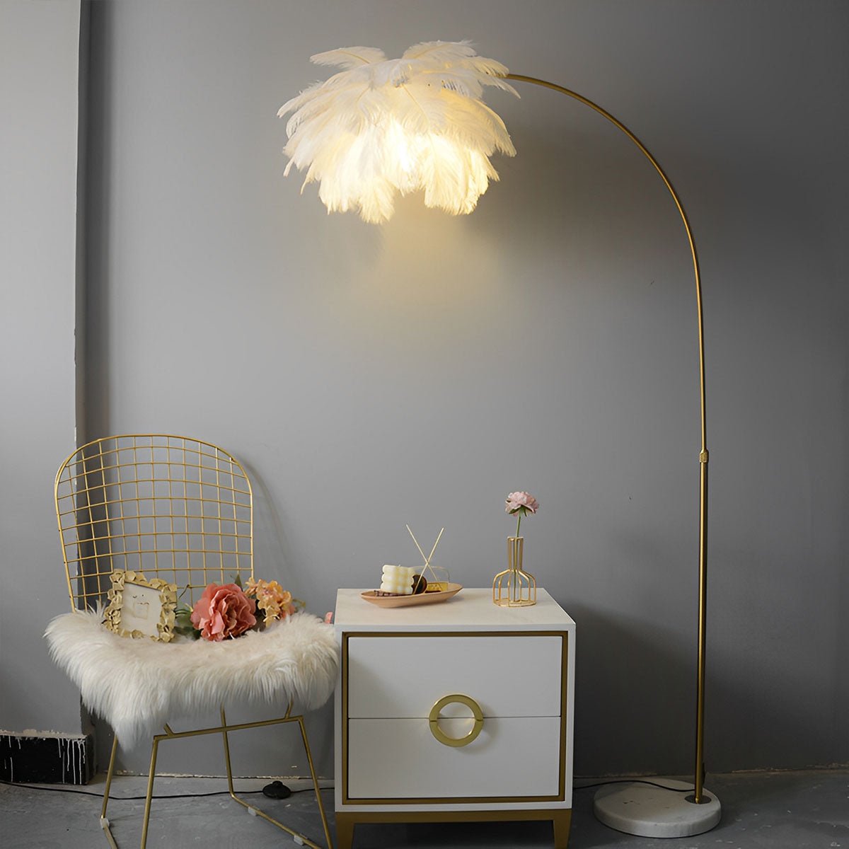 Lampe de sol LED ajustable en plumes d'autruche de style romantique moderne